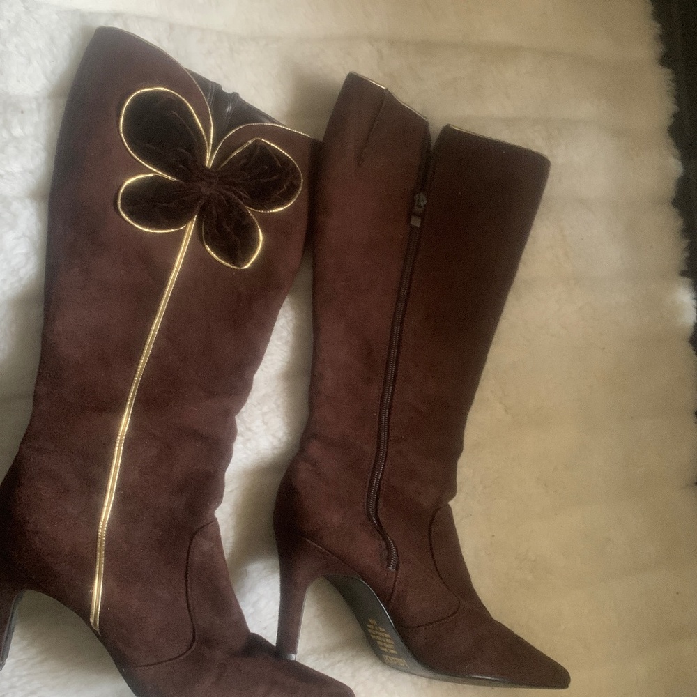 BOOTS AMANDA BROWN WITH DARK BROWN BUTTERFLY APPLIQUE TRIM IN GOLD BRAID 8.5